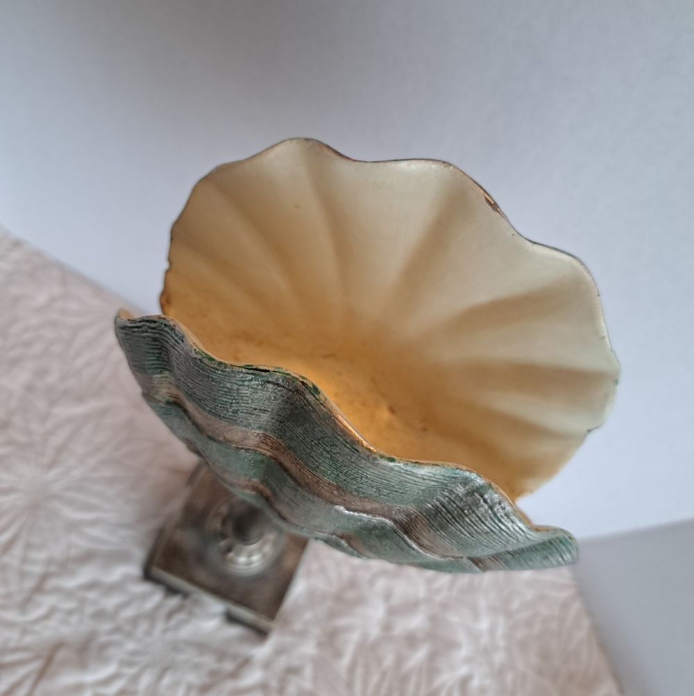 Vintage or antique-style decorative  shell dish on a pedestal Possibly Resin - Picture 4 of 9